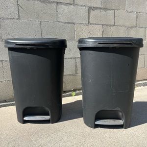 2 Rubbermaid Step-on Lid  Black Trash Cans